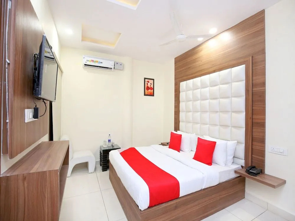 OYO 15975 Hotel 365