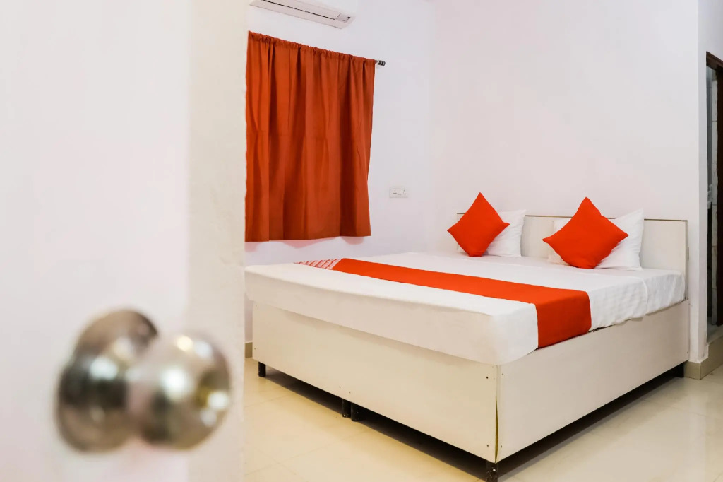 OYO 76253 P Crown Hotel