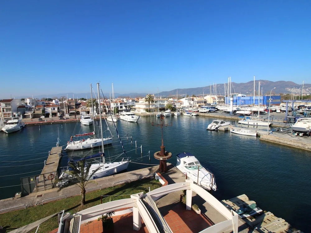 Comely Holiday Home in Empuriabrava With Barbecue