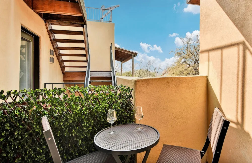 Downtown Austin Apt. W/ 2 Decks 1 Bedroom Condo