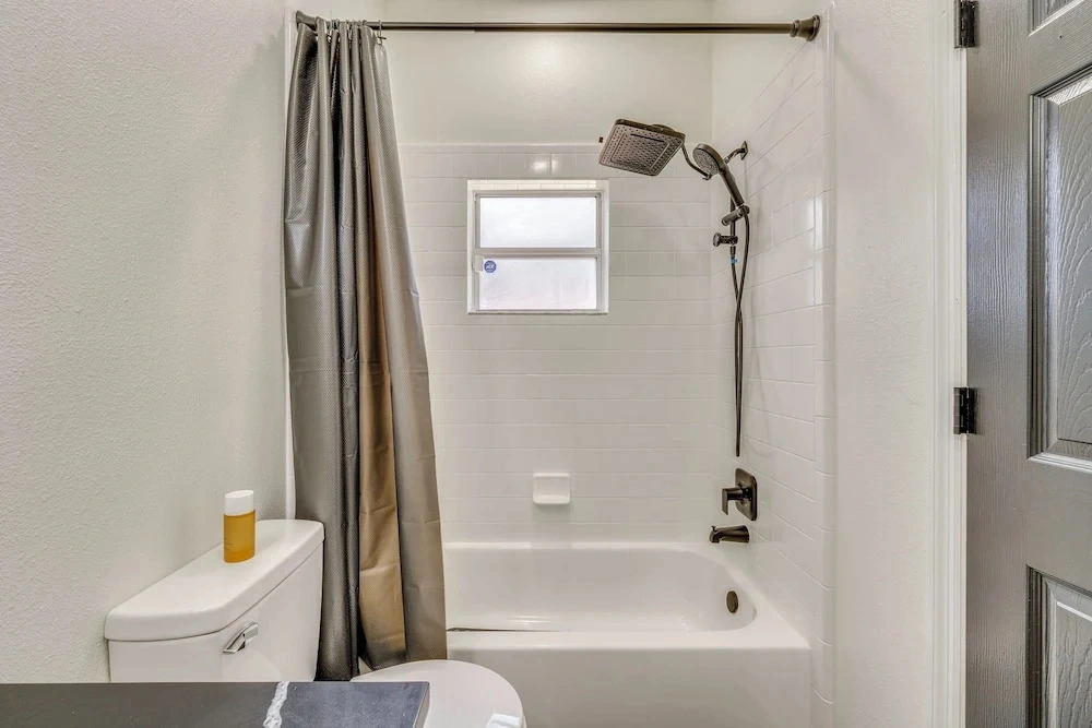 Theme Park Hub 4 Mi to Disney! Poolside Retreat