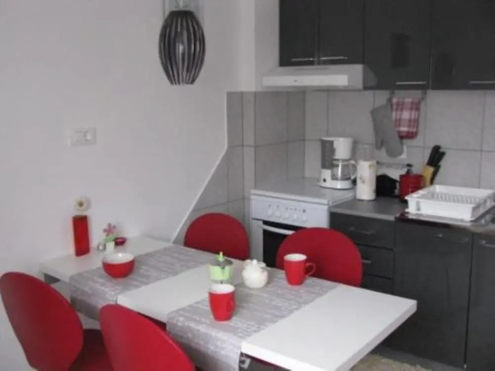 Xena - Comfort and Spacious - A2 Red