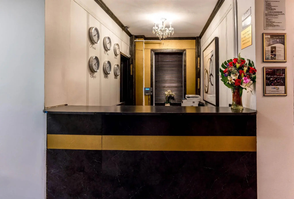Royal Park Hotel & Hostel