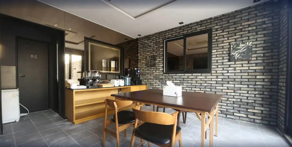 Brown Dot Hotel Beomil