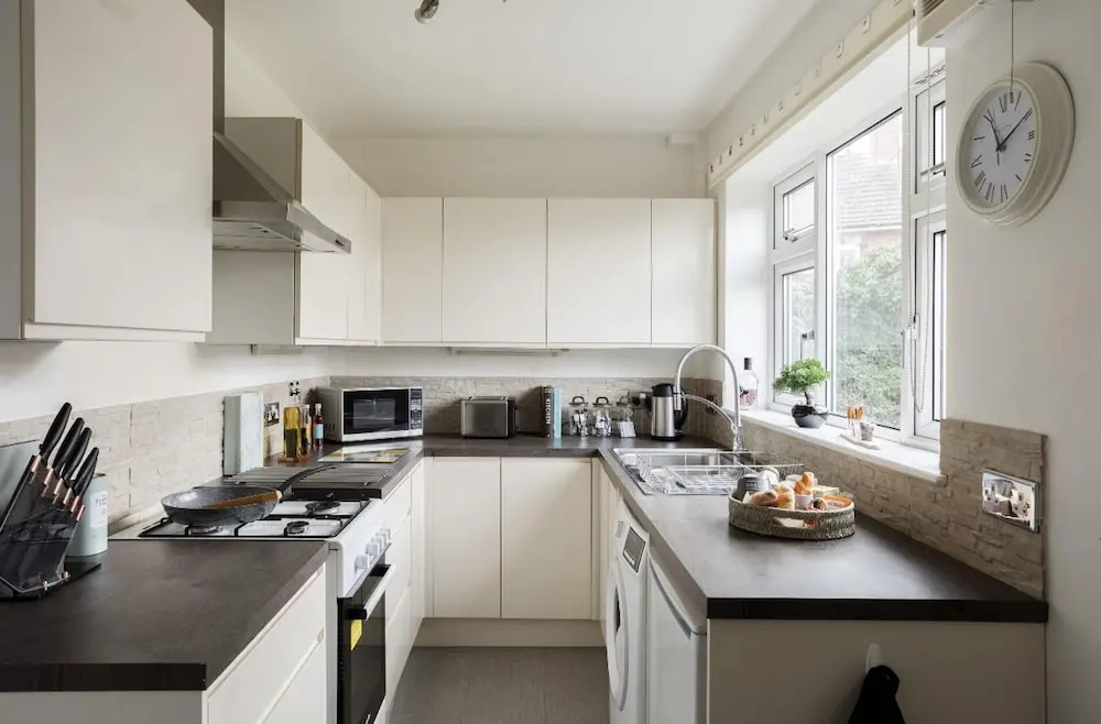 Two-bed House Sleeps 5 With Large Garden & Parking