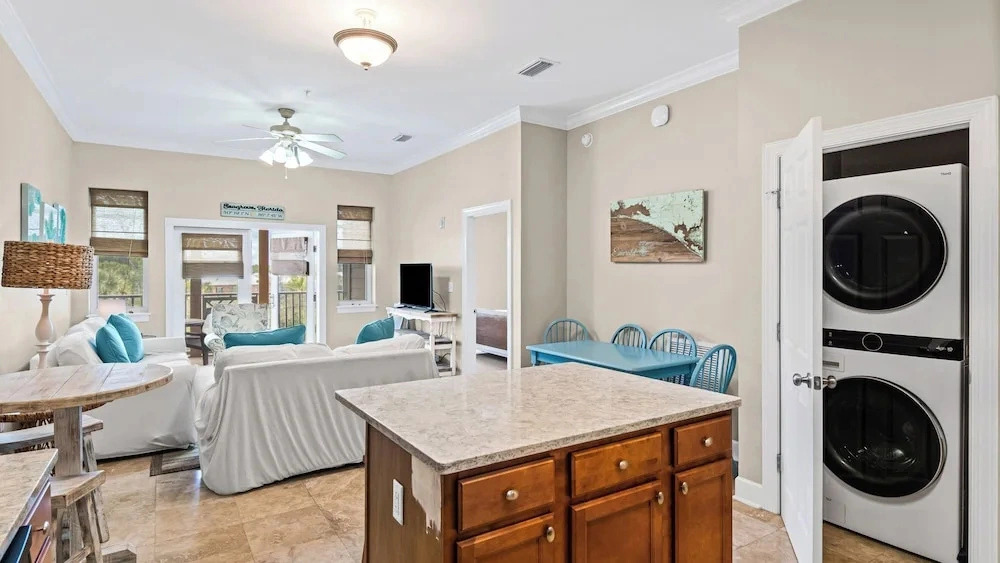 3BR Condo Near Peaceful Lake w/ Large Pool, Close to Beach