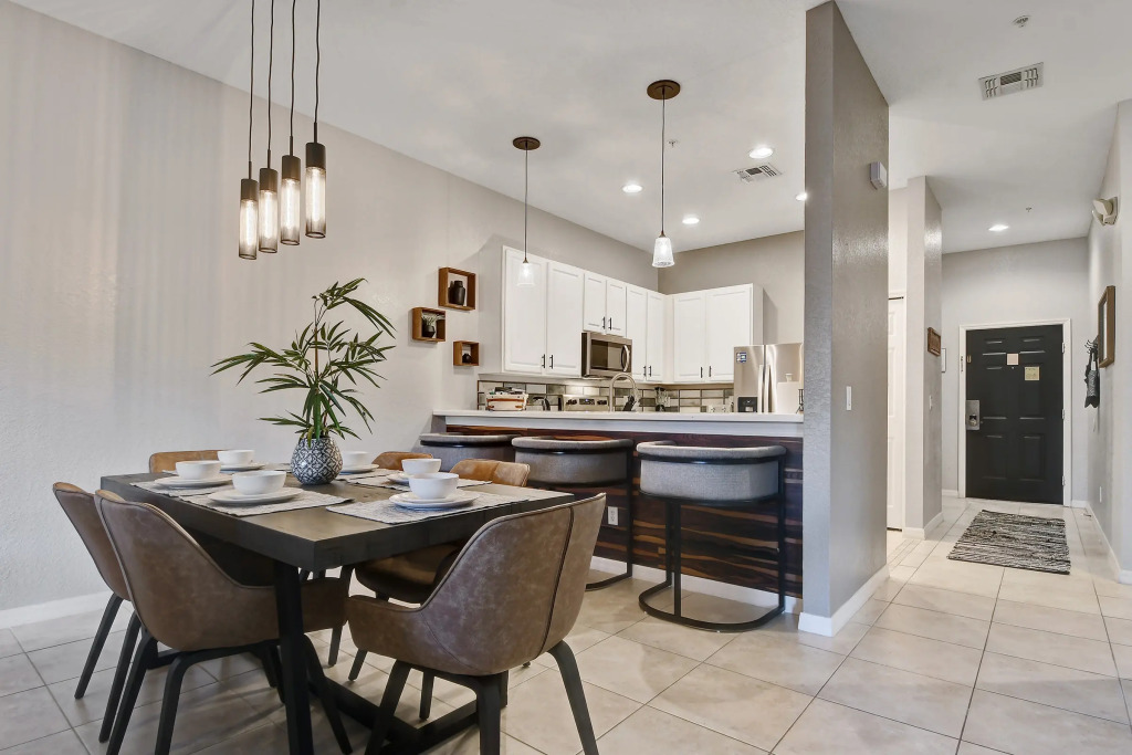 Bahama Bay New Modern 2 Bedroom, patio sleeps 6, Davenport, US