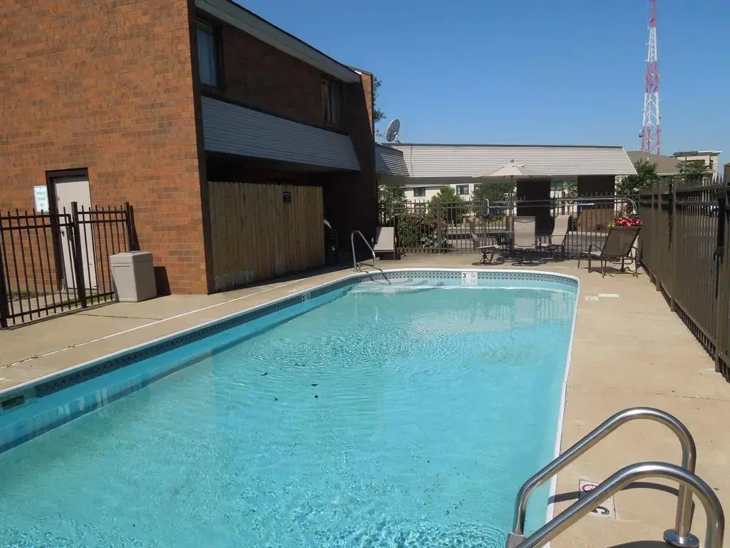 Super 8 Beachwood