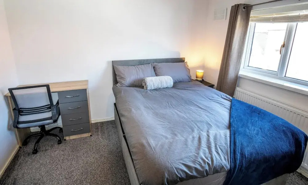3 Bed Home - Sleeps 8 - Stoke City fc - Parking
