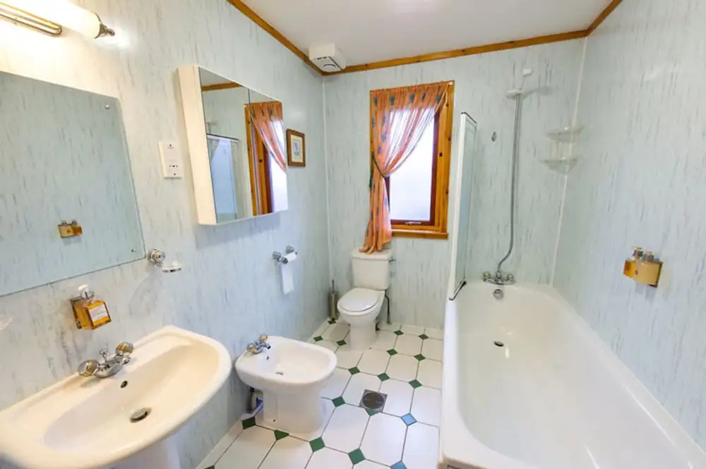 Raven Lodge with beautiful views of Loch Dochart