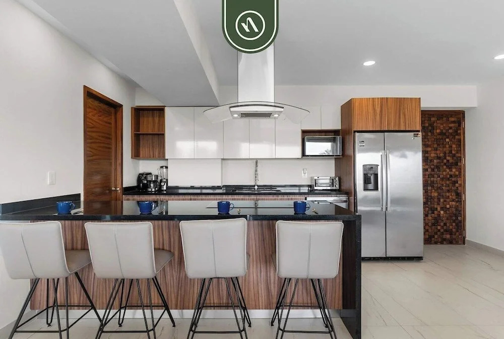 Tropical 2 BR Retreat - Close to the Beach - Pool