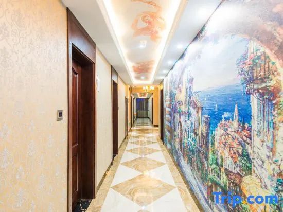 CLOUDS Hotel (Luoping Margaret)