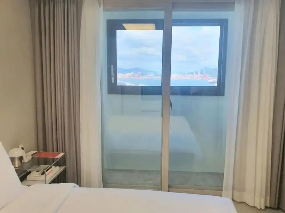 Shift Door Residence Hari
