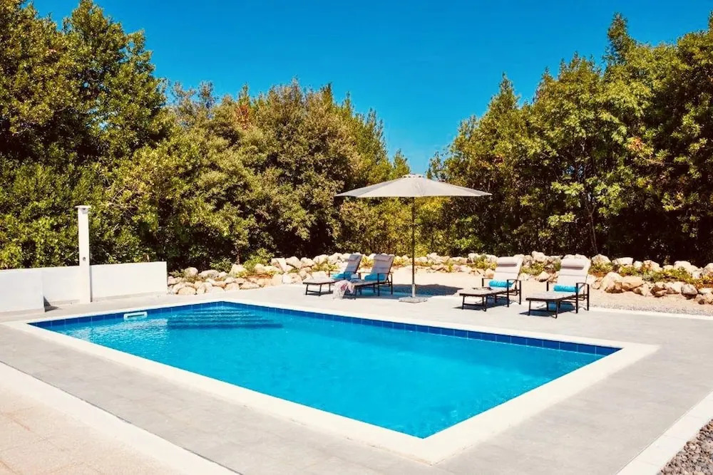 Beautiful 4-bed Villa for up to 10 Guests