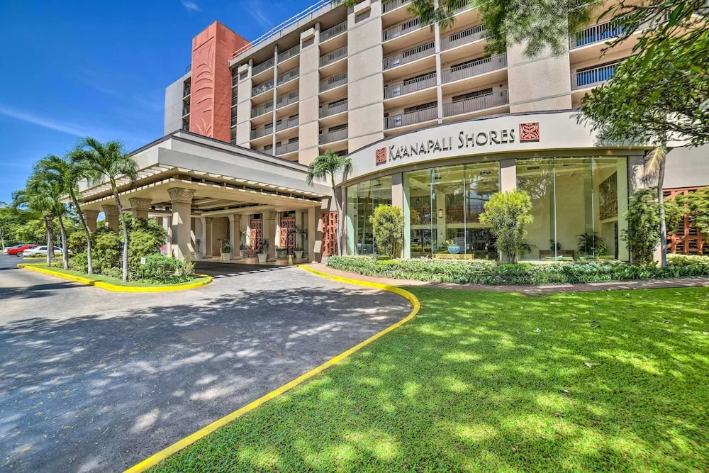 Cute Beachfront Condo w/ Lanai & Resort Pools