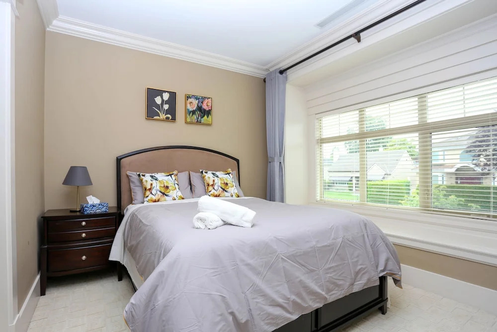 Grand 4 Bedroom Vacation House near Vancouver Downtown