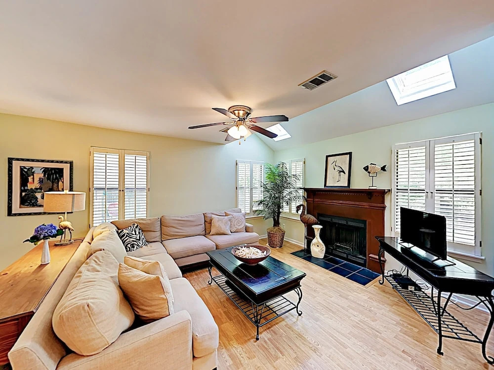 Quiet Near Beach & Charleston 3 Bedroom Home