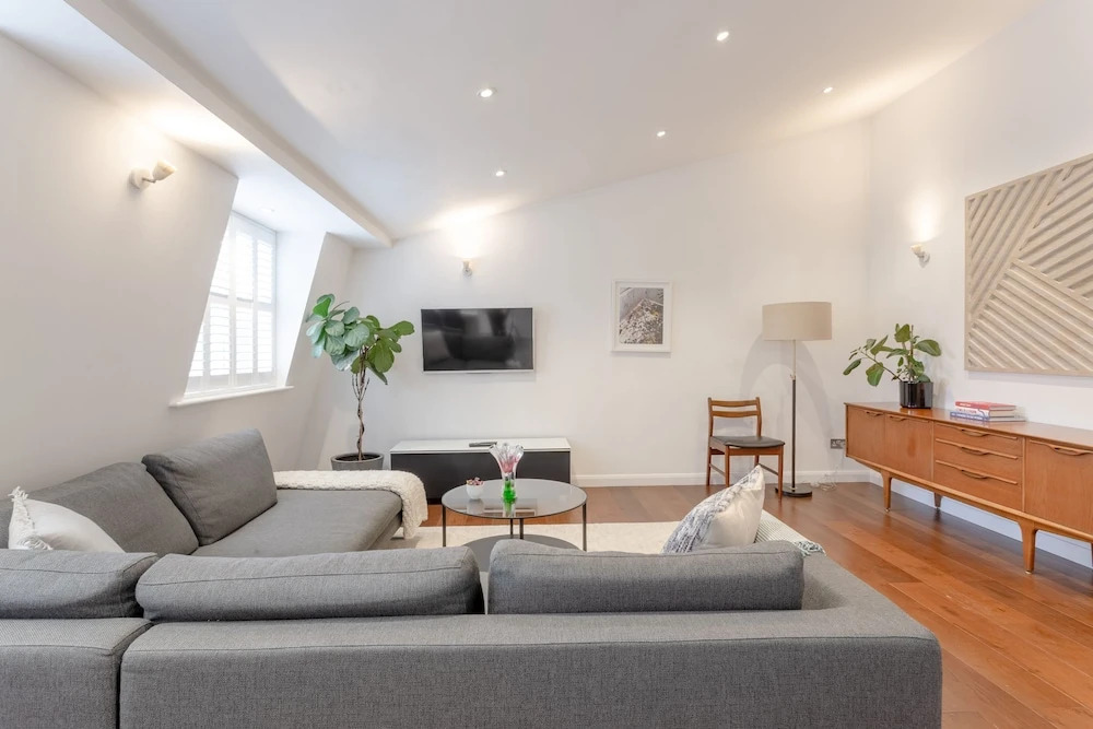 Well-Appointed 2 Bedroom East London Flat
