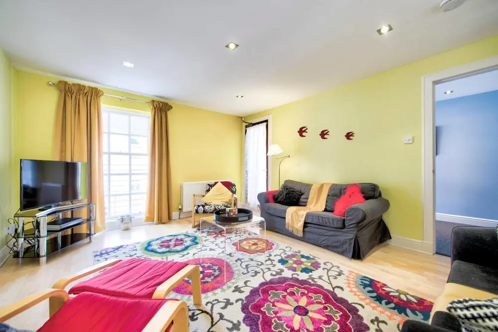 3bed/3bath Townhouse With Free Parking and Balcony