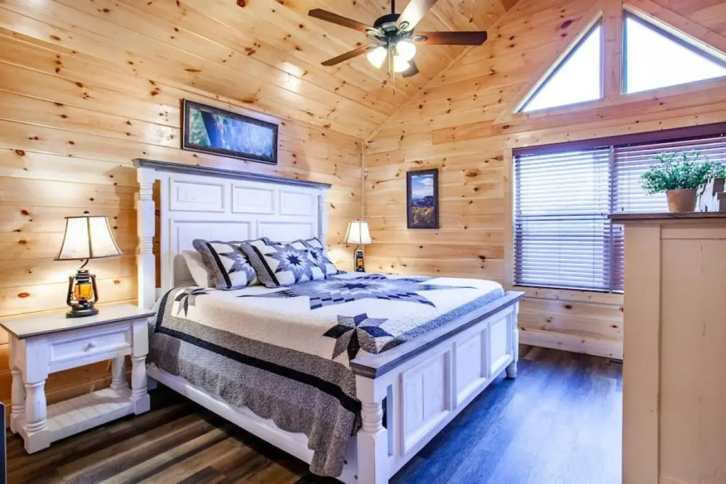 Swimming Bears Lodge Two Cabins with Pools and HotTubs
