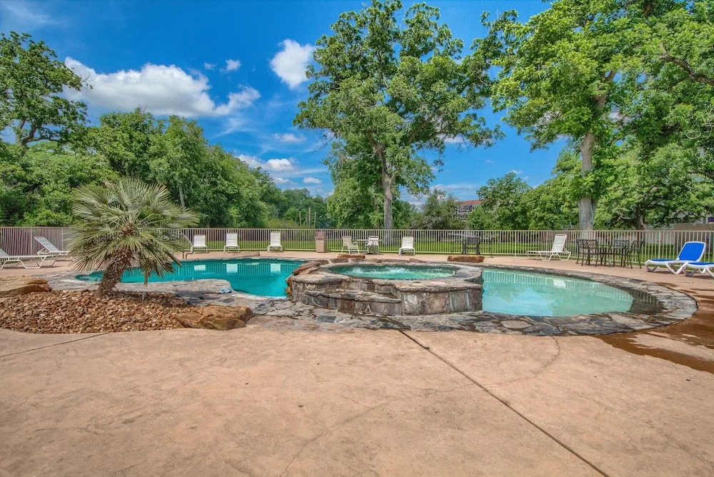 Ww H202 Mather Street Retreat 2 Bedroom Condo by RedAwning
