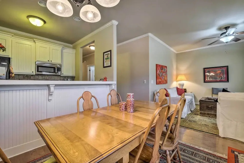 Fayetteville Apt by Univ of Arkansas Campus!