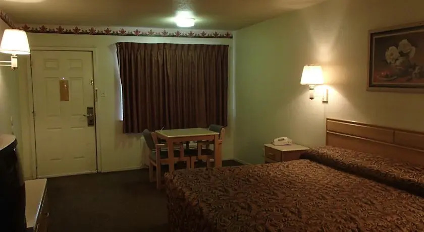 Super 7 Inn