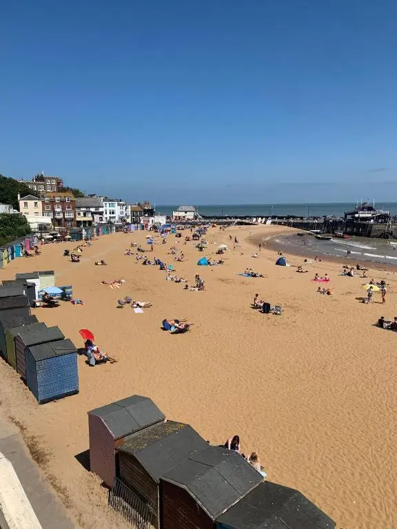 Pierremont En-Suite Rooms- 4 mins walk to Viking Bay Beach