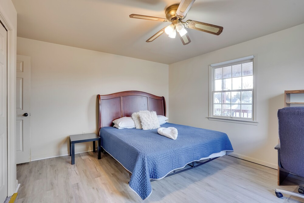 Walk to Fairgrounds! Hagerstown Townhome w/ Deck