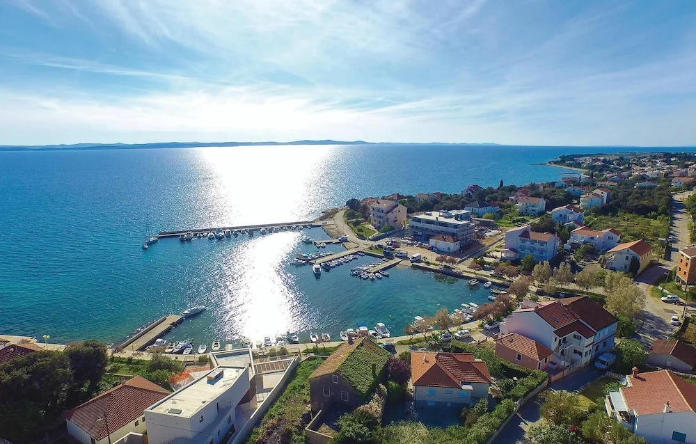 Ten-Bedroom Holiday Home In Petrcane