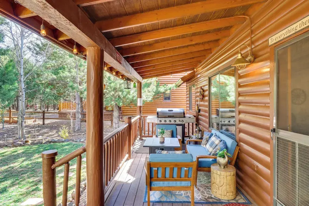 3 Mi to Fool Hollow Lake: Cozy Cabin w/ Fire Pit