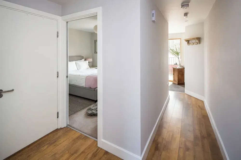 Shiny and Comfy stay with Underground links nearby!