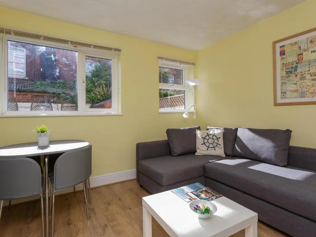 Stopover at LOWCAY APARTMENT D with allocated parking