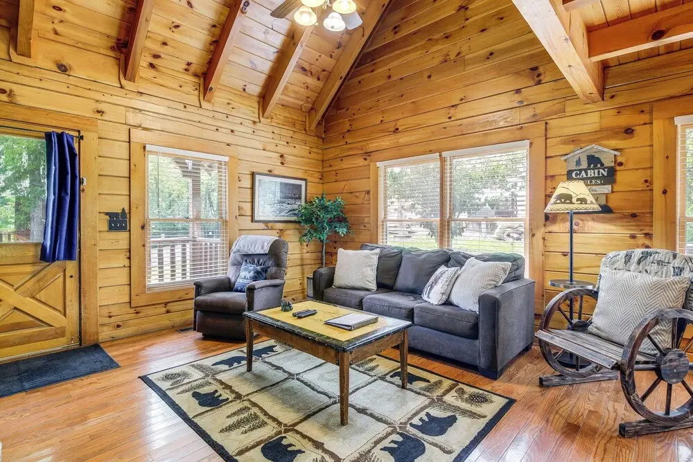 Pigeon Forge Cabin: Premier Location & Hot Tub