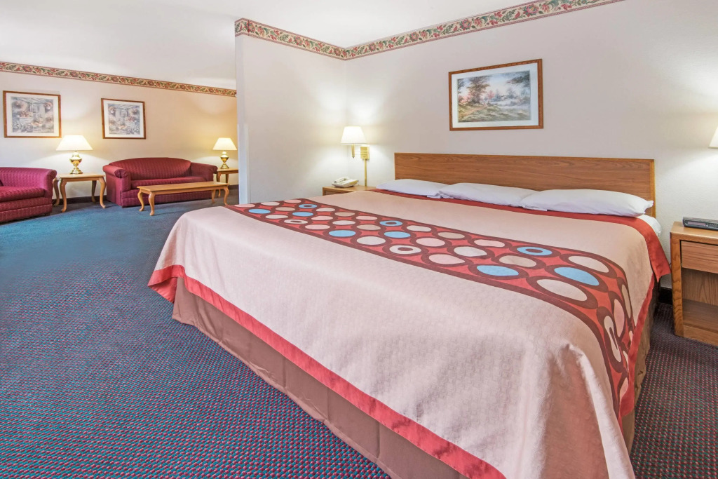 Super 8 by Wyndham Richfield Cleveland