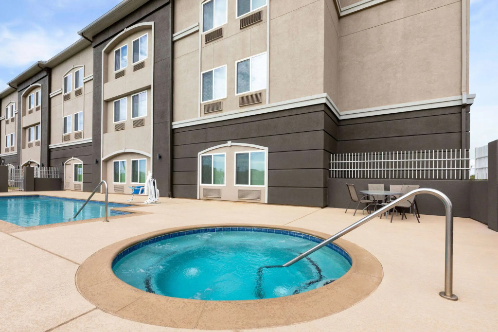 La Quinta Inn & Suites by Wyndham Angleton