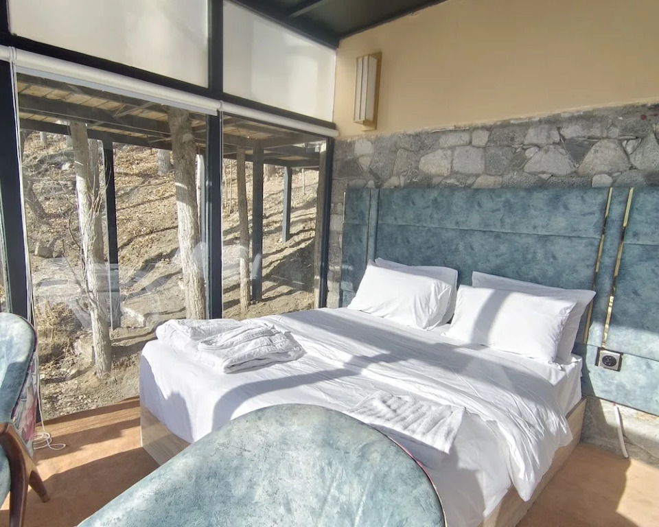 Stunning Cliff-edge 2-bedroom Chalet in Karimabad