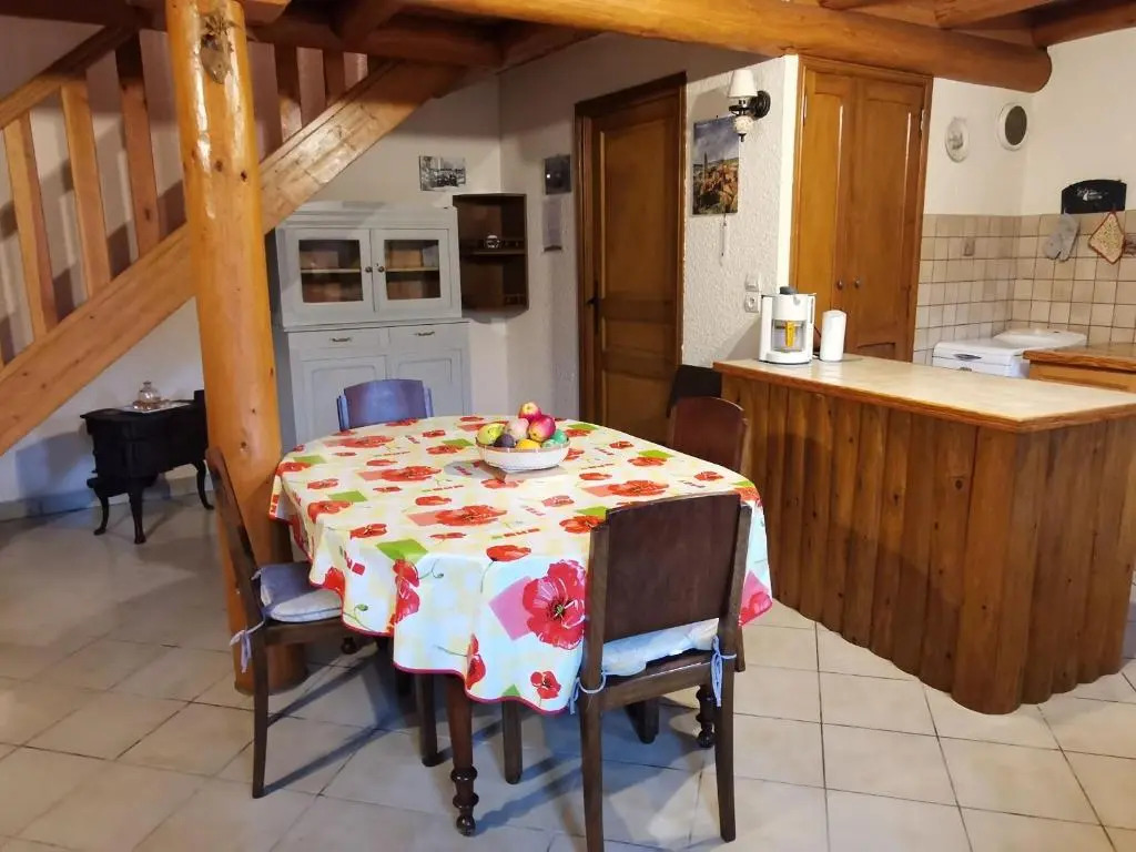 Maison de charme en pierre au bord d’un ruisseau, proche d’un bourg médiéval - Jardin et garage inclus - FR-1-582-151