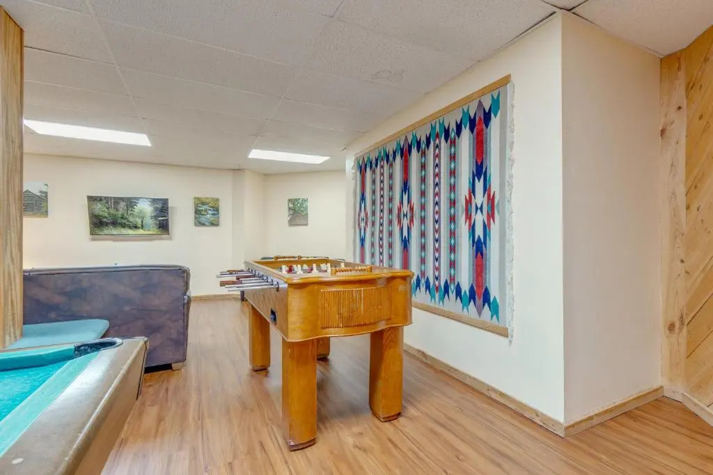 Smoky View Chalet, 2 Bedrooms, Pool Table, Foosball, Pool Access, Sleeps 6