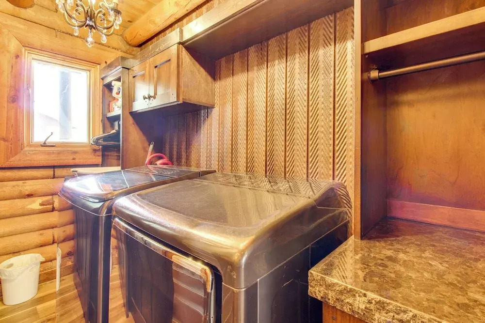 Cozy Log Cabin on 1/2 Acre in Lakeside!