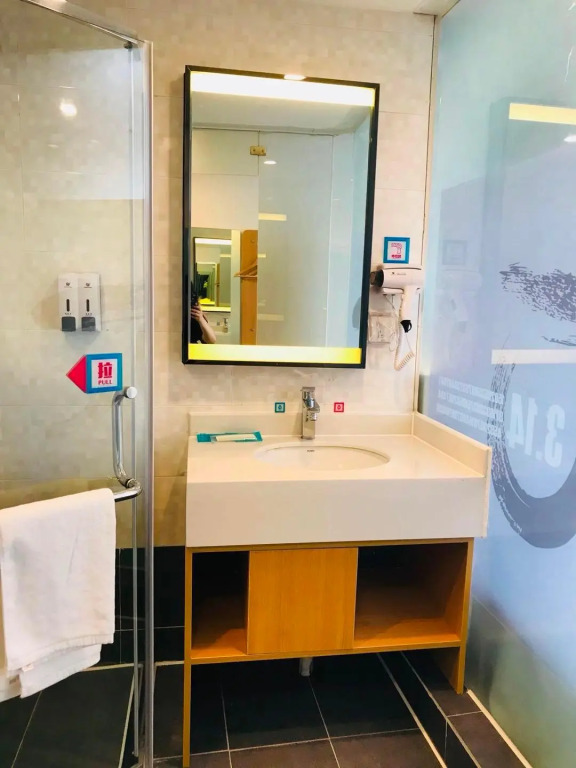 Pai Hotel Chengdu Xindu Baoguang Temple Zhonglou Metro Station