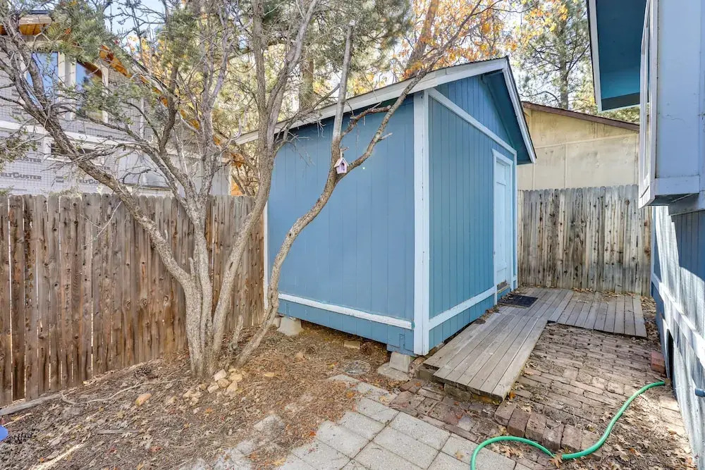 Sugarloaf Cabin w/ Fireplace Near Big Bear Lake