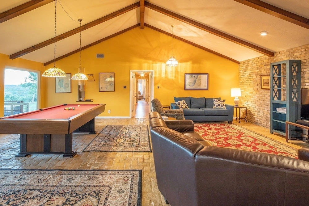 111 Wimberley - 6 Bedroom Home