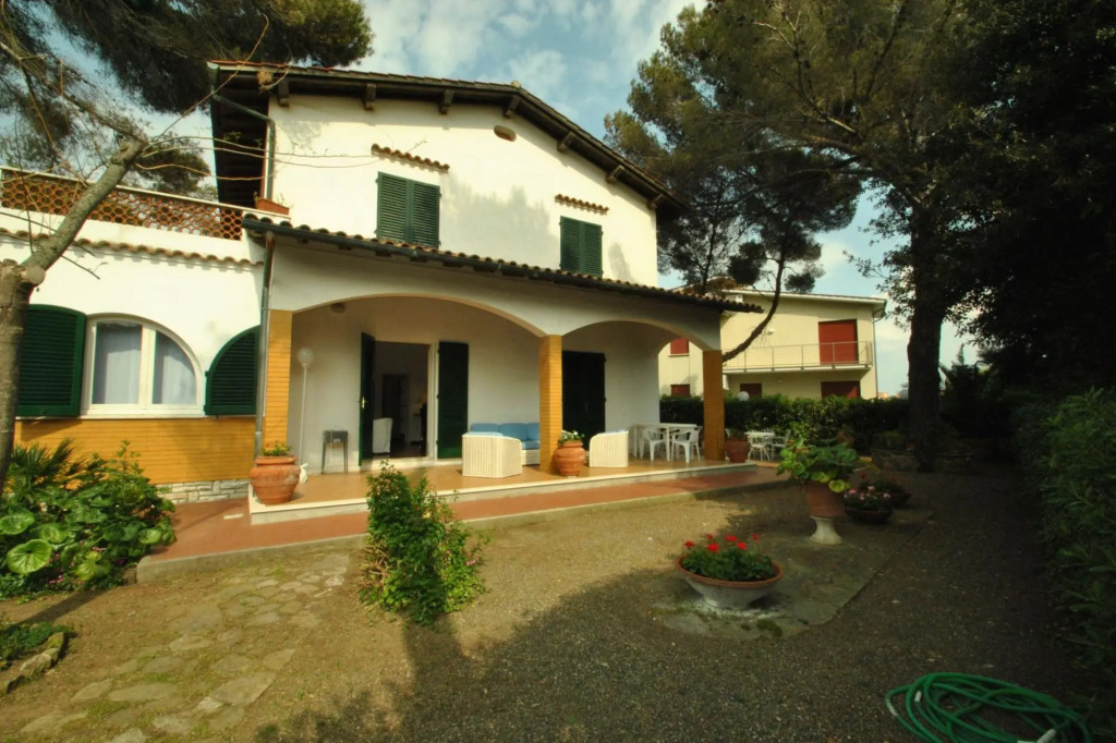 Apartment o the ground floor in villa with big garden, mt. 30 far from the sea. 3 bedrooms. Parking.-AS 11