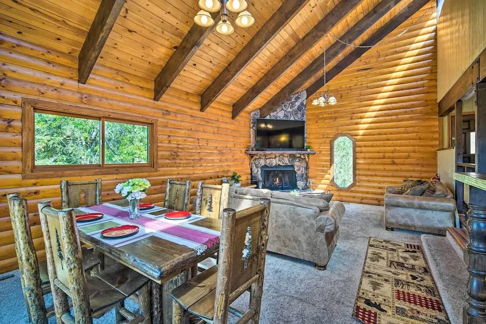 1 Mi to Bear Mountain: Cozy Cabin w/ Views!