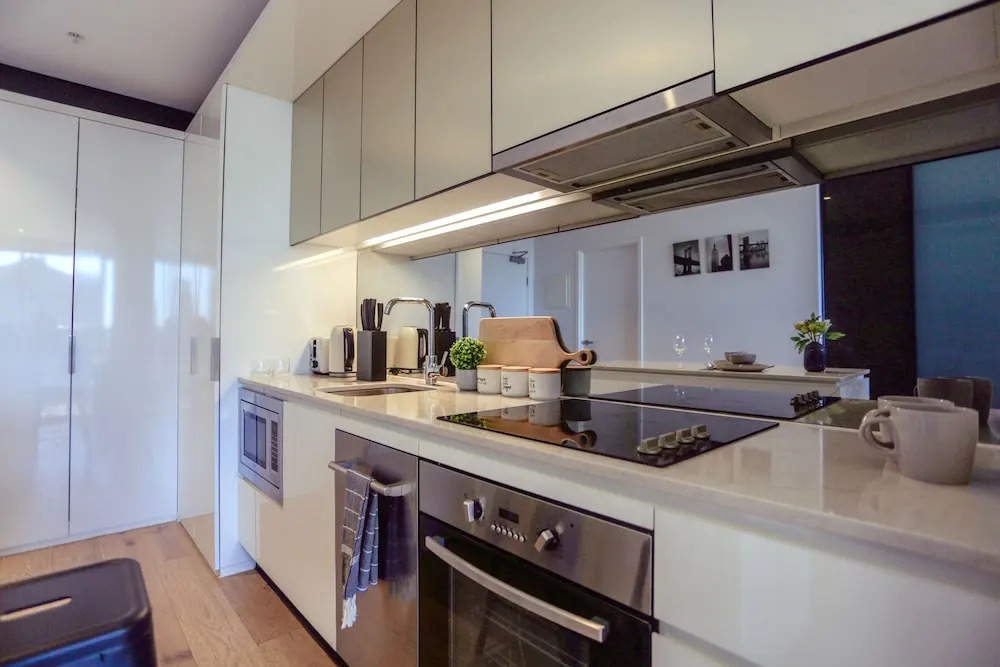 Stunning Newly Furnished 2 Bedrooms Apartment