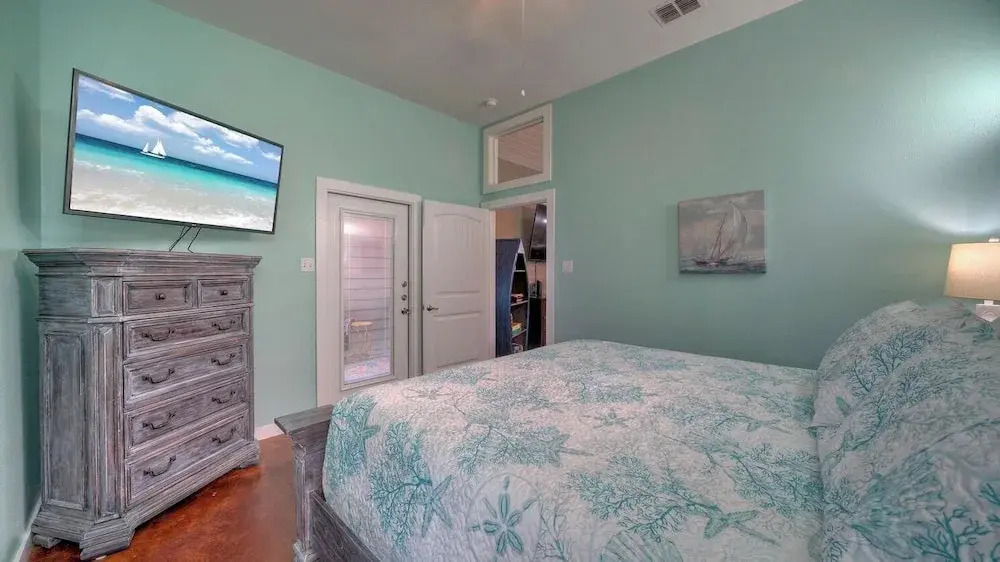 Sleeps 27 3 Homes Near the Beach, Pools, Dining & Entertainment by Avantstay