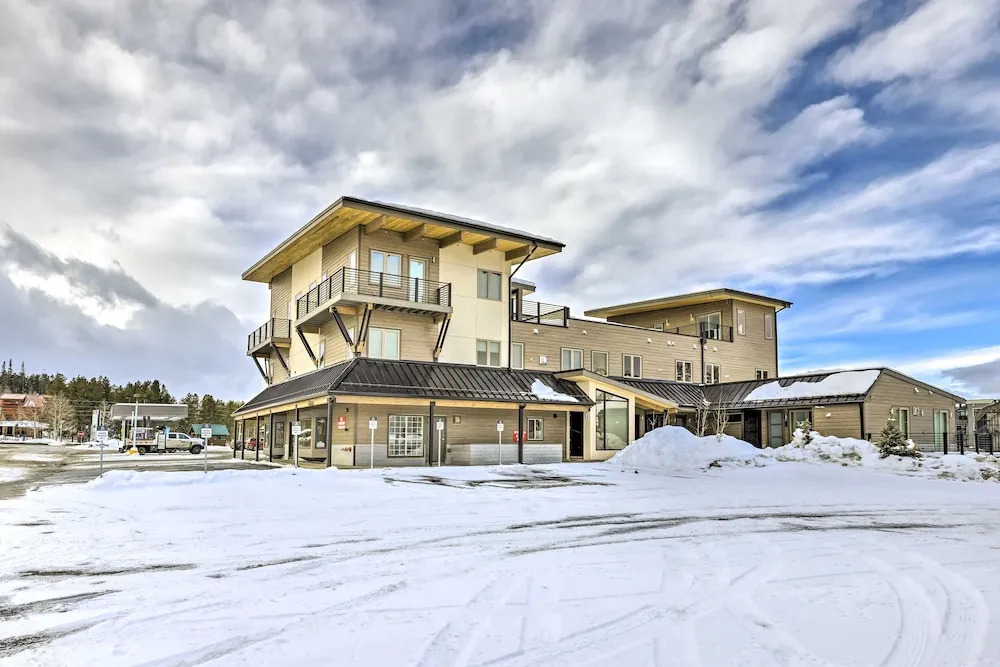 Aprez Retreat 3 Bedroom Condo by RedAwning