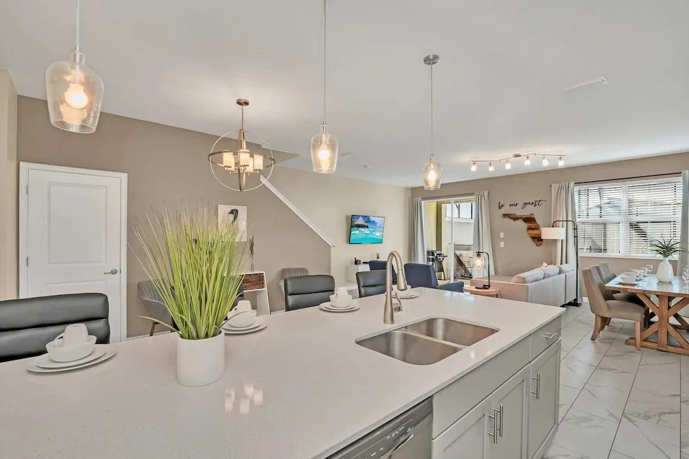 Lake View and Mickey Room! Stunning Home! #5sl851