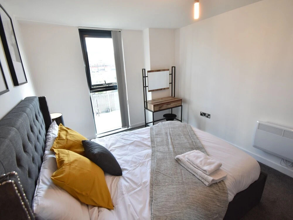 Contemporary Apartment in Sheffield near River